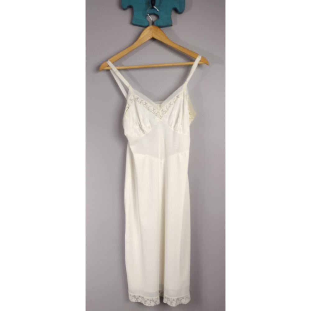 Vintage Pembroke Creme Full Slip Size 32 regular Nylon Lace Adjustable Straps(H)
